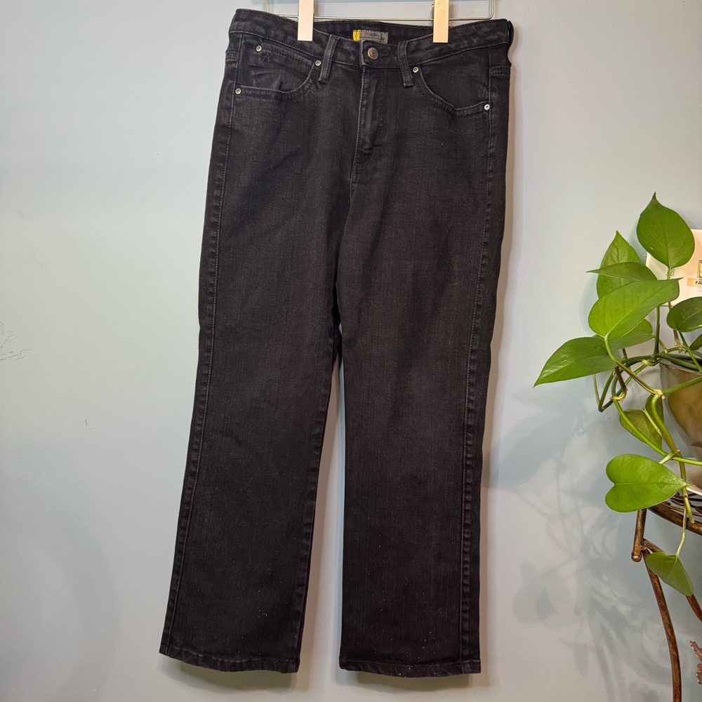 Aura Instantly Slimming Mid Rise Straight Leg Jeans in Faded Black. Women’s 10 R